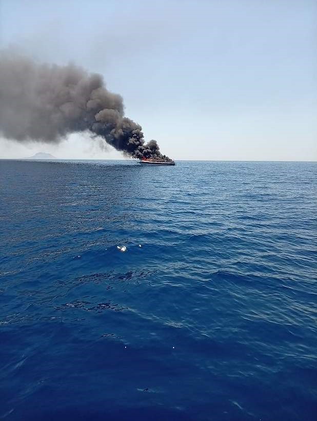 Η ΠΕΠΙΕΘ και ο Γ. Βάλλης για τη φωτιά σε σκάφος στη Βουλιαγμένη ΦΩΤΟ - ΒΙΝΤΕΟ