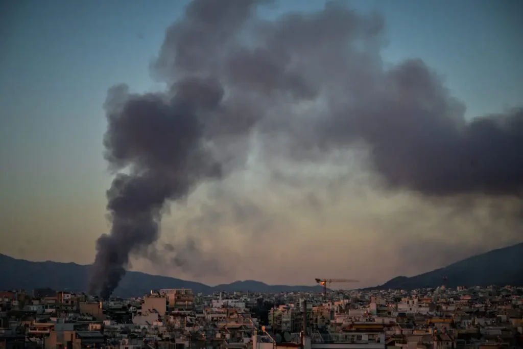Γουδή: Εικόνες καταστροφής από τη φωτιά στο Θέατρο «Μπάντμιντον» ΒΙΝΤΕΟ-ΦΩΤΟ