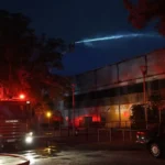 Γουδή: Εικόνες καταστροφής από τη φωτιά στο Θέατρο «Μπάντμιντον» ΒΙΝΤΕΟ-ΦΩΤΟ