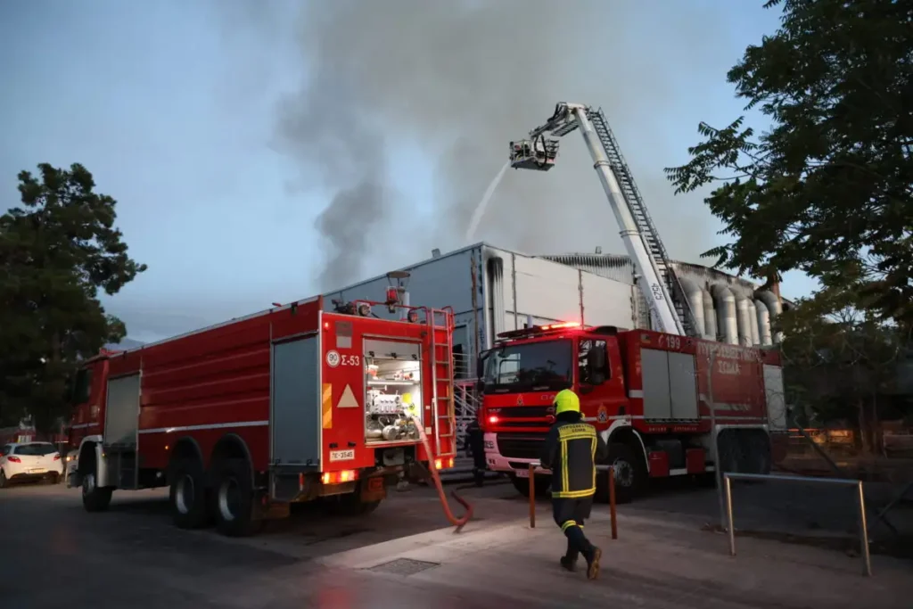 Γουδή: Εικόνες καταστροφής από τη φωτιά στο Θέατρο «Μπάντμιντον» ΒΙΝΤΕΟ-ΦΩΤΟ