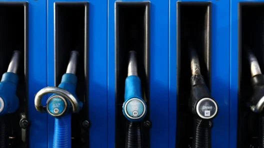 Καύσιμα: Εκπτωση σε βενζίνη και diesel, πόσο κερδίζουν οι οδηγοί 12 Μπλε αντλίες βενζίνης Ultimate 102, Super 95 και μαύρες αντλίες Diesel B7 σε πρατ…