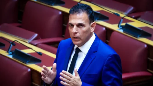 Ο Γιώργος Καραμέρος παραιτήθηκε από βουλευτής του ΣΥΡΙΖΑ, με στήριξη στον Τσίπρα 38 Ο Γιώργος Καραμέρος με μπλε κοστούμι μιλάει και χειρονομεί σε συνε…