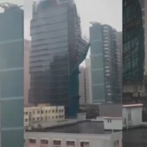 Σοκαριστικές εικόνες από το Χονγκ Κονγκ: Σκαλωσιά καταρρέει από τους ανέμους του Νουλ 1 Σοκαριστικές εικόνες από το Χονγκ Κονγκ: Σκαλωσιά καταρρέει από τους ανέμους του Νουλ