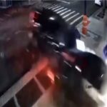 Σοκαριστικό τροχαίο στις ΗΠΑ: Δύο οχήματα καρφώθηκαν σε κτίριο