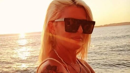 Η δολοφονημένη διασώστρια του ΕΚΑΒ, με γυαλιά ηλίου και τατουάζ, στ…