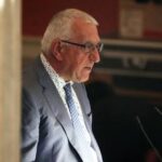 Βουλή: Ο Κακλαμάνης «κέρασε» την Μάρω Κοντού ουίσκι με τσιγάρο ΦΩΤΟ