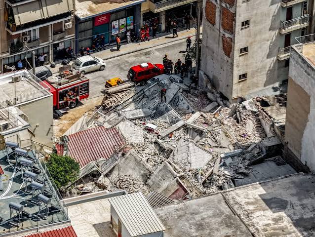 Πετράλωνα: Σε απόγνωση οι ένοικοι της πολυκατοικίας που κατέρρευσε 1 Πετραλώνωνa: Σπίτια πολυκατοικίες