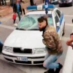 Θεσσαλονίκη: Άντρας σε αμόκ έσπασε περιπολικά με γκασμά