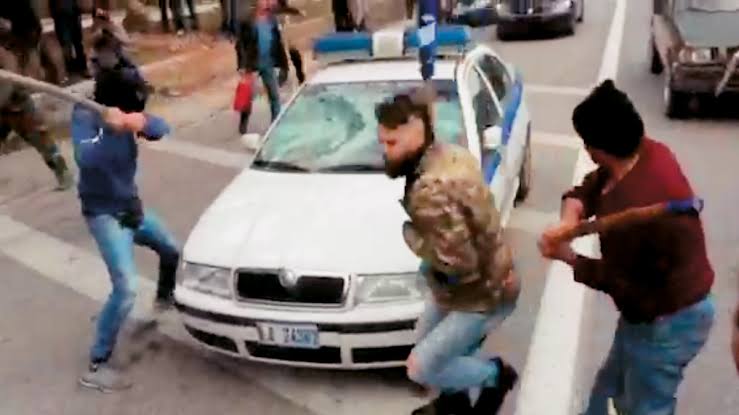 Θεσσαλονίκη: Άντρας σε αμόκ έσπασε περιπολικά με γκασμά 3 Θεσσαλονίκη σε αμόκ
