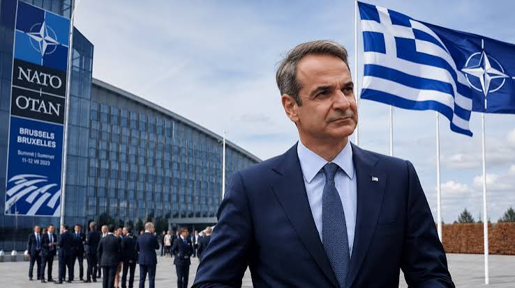 Ο Κυριάκος Μητσοτάκης στις Βρυξέλλες, με ελληνική και ΝΑΤΟ σημαία, …