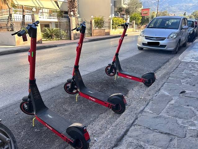 Πάτρα: «Αγκάθι» τα αδέσποτα ηλεκτρικά πατίνια, προκαλούν χάος σε δρόμους