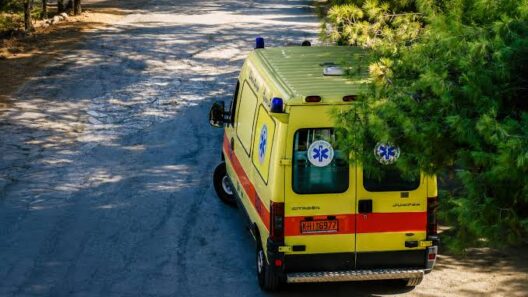 Ασθενοφόρο Citroen Jumper με πινακίδα KHI 16977 σε αγροτικό δρόμο, με πράσινα …