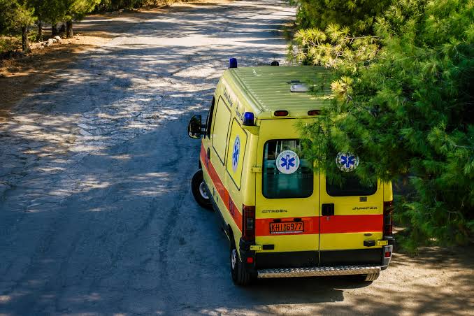 Αχαΐα: Αυτοτραυματισμός άνδρα με αεροβόλο και ανατροπή της αιτίας του αιματηρού περιστατικού 1 Ασθενοφόρο Citroen Jumper με πινακίδα KHI 16977 σε αγροτικό δρόμο, με πράσινα …