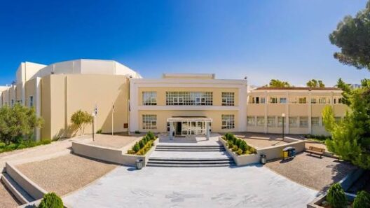 Παρουσίαση της Σχολής Ανθρωπιστικών και Κοινωνικών Επιστημών, στο Πανεπιστήμιο Πατρών ΒΙΝΤΕΟ 52 Κτίρια Πανεπιστημίου Πατρών με καθαρό γαλάζιο ουρανό και πράσινο.