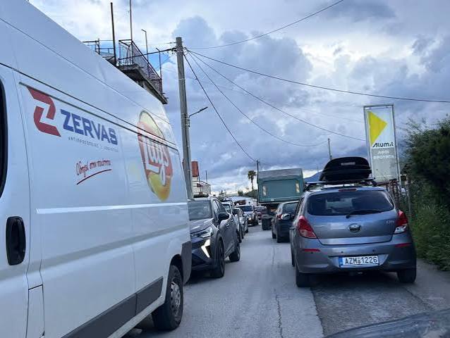 Πάτρα: Ανεξέλεγκτη κατάσταση και κυκλοφοριακό χάος - Στο ίδιο έργο θεατές πεζοί, οδηγοί, καταστηματάρχες ΦΩΤΟ 6 Πάτρα: Ανεξέλεγκτη κατάσταση και κυκλοφοριακό χάος - Στο ίδιο έργο θεατές πεζοί, οδηγοί, καταστηματάρχες ΦΩΤΟ