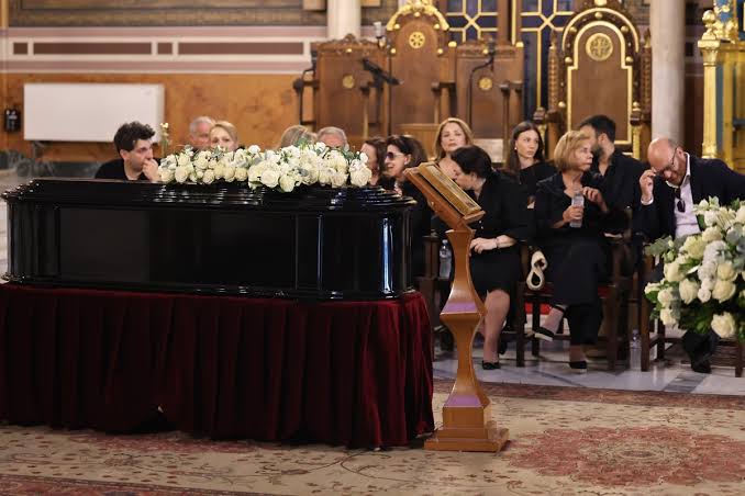Κοντού: Βαθιά συγκίνηση στην κηδεία της αξέχαστης ηθοποιού ΦΩΤΟ 9 Κοντού: Βαθιά συγκίνηση στην κηδεία της αξέχαστης ηθοποιού ΦΩΤΟ