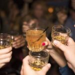 Ηλεία: Συνελήφθη υπεύθυνος καταστήματος γιατί σέρβιρε ανήλικα βότκα