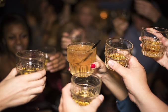 Ηλεία: Συνελήφθη υπεύθυνος καταστήματος γιατί σέρβιρε ανήλικα βότκα