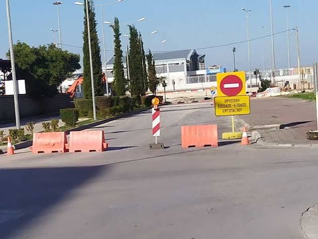 Πάτρα: Μπέρδεμα για οδηγούς, με φανάρια και πινακίδες έργων, στην Ακτή Δυμαίων, μΦΩΤΟ 1 Πάτρα: Μπέρδεμα για οδηγούς, με φανάρια και πινακίδες έργων, στην Ακτή Δυμαίων, μΦΩΤΟ