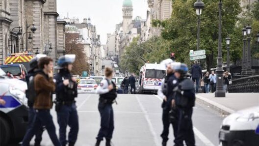 Συναγερμός στο Παρίσι: Άνδρας επιτέθηκε με μαχαίρι σε γυναίκες