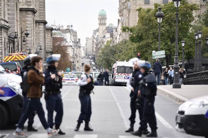 Συναγερμός στο Παρίσι: Άνδρας επιτέθηκε με μαχαίρι σε γυναίκες