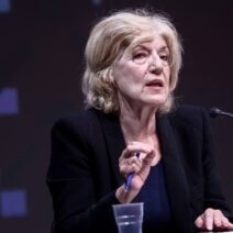 «Η αστική, ακραία σεξιστική, όχι απλώς αγένεια αλλά στο βάθος (και στην επιφάνεια) ταξικά σεξιστική, απενοχοποιημένη εξαλλοσύνη της Δεξιάς»