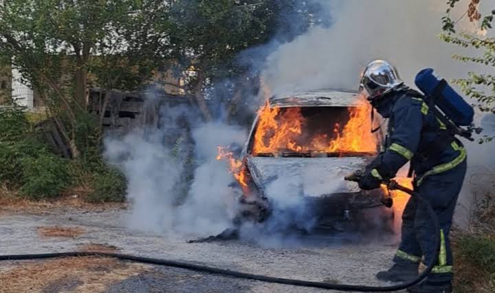 Φλόγες σε τυλίχθηκες αυτοκίνητος