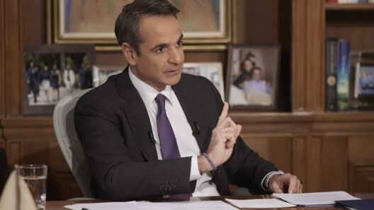 Μητσοτάκης: Ρεαλιστική η αυτοδυναμία, σε εκλογές την Ανοιξη 36 Ο Κυριάκος Μητσοτάκης σε γραφείο, φορώντας κοστούμι, με το δεξί χέρ…