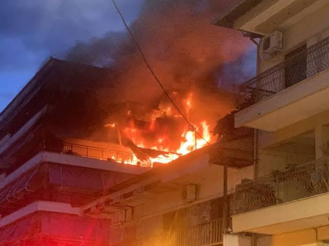 Πάτρα: Φωτιά, τα ξημερώματα, σε πυλωτή πολυκατοικίας, με εγκλωβισμένους 1 Αγωνίας τα ξημερώματα