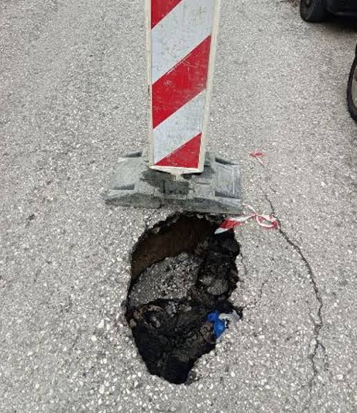 Πάτρα: Επικίνδυνη παγίδα για οδηγούς λόγω βαθιάς τρύπας στο οδόστρωμα ΦΩΤΟ 29 Πάτρα: Επικίνδυνη παγίδα για οδηγούς λόγω βαθιάς τρύπας στο οδόστρωμα ΦΩΤΟ