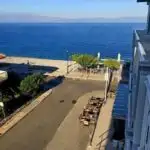 Κράθιο: Λακκούβες-παγίδες στην παραλιακή και αποπνικτική δυσοσμία από σκουπίδια δίπλα στο κύμα ΦΩΤΟ