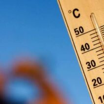 Θερμόμετρο δείχνει υψηλή θερμοκρασία, με τον υδράργυρο να φτάνει τ…