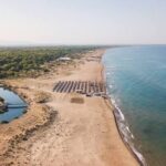 Καλογριά: Ανεγκέφαλοι «ναρκοθετούν» την παραλία με πέτρες για ομπρέλες ΦΩΤΟ