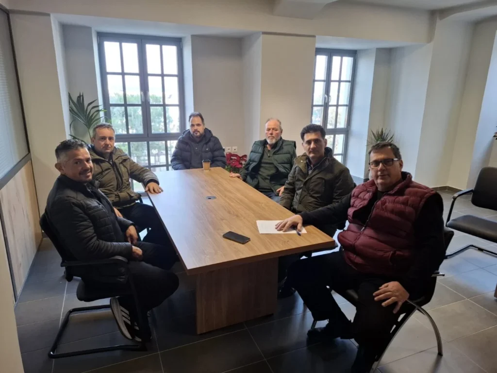 Πέντε στελέχη της Ένωσης Αστυνομικών Υπαλλήλων σε σύσκεψη.