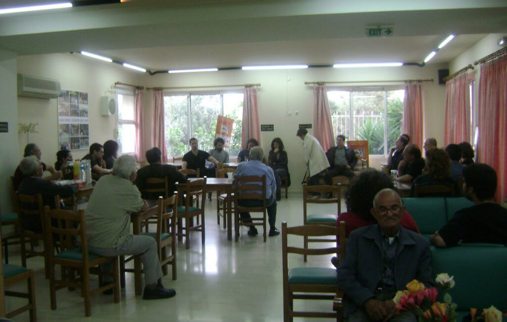 Αίγιο: Ανοιχτές οι κλιματιζόμενες αίθουσες του ΚΑΠΗ για προστασία από τη ζέστη.