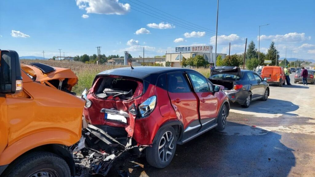 Καραμπόλα τεσσάρων οχημάτων σε επαρχιακό δρόμο, με ένα πορτοκαλί β…