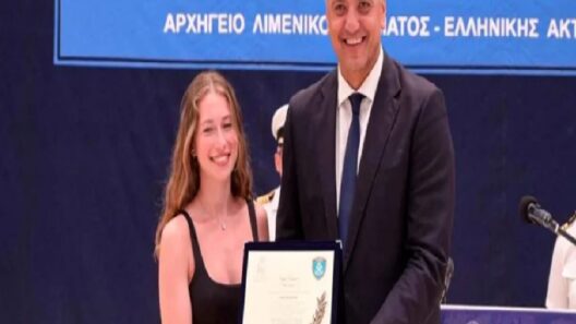 Πάτρα: Βραβεύτηκε η ναυαγοσώστρια Σοφία Κασπίρη από τον υπουργό Ναυτιλίας 13 Πάτρα: Βραβεύτηκε η ναυαγοσώστρια Σοφία Κασπίρη από τον υπουργό Ναυτιλίας