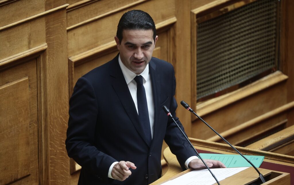 Ο Γιώργος Κατρίνης μιλάει στο βήμα της Βουλής των Ελλήνων.