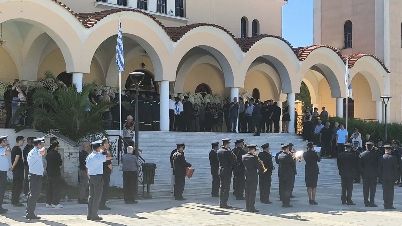Αγρίνιο: Σπαρακτικό «αντίο» για τον 27χρονο πυροσβέστη ΦΩΤΟ