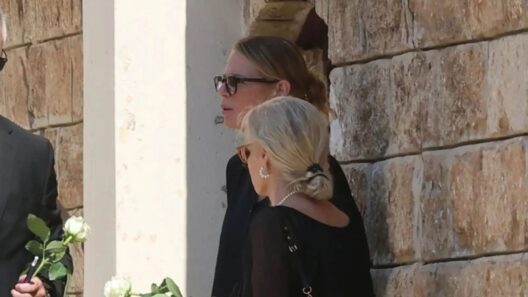Κηδεία Λορέντζο Καριέρε: Συγκλονισμένη η οικογένειά του και οι «Φίλοι για πάντα» ΦΩΤΟ 13 Κηδεία Λορέντζο Καριέρε: Συγκλονισμένη η οικογένειά του και οι «Φίλοι για πάντα» ΦΩΤΟ