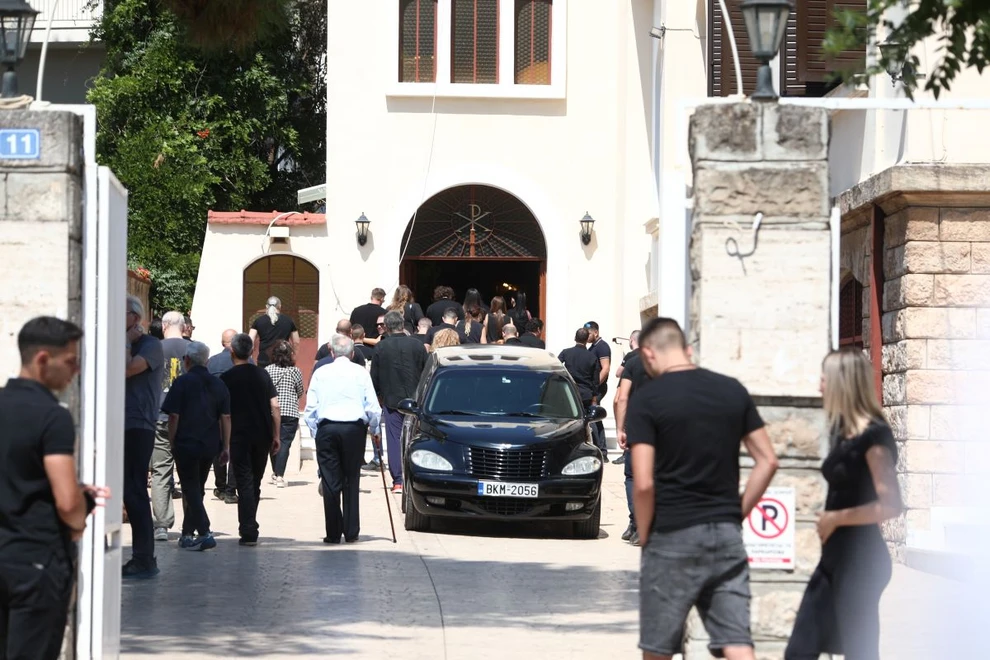 Κηδεία Λορέντζο Καριέρε: Συγκλονισμένη η οικογένειά του και οι «Φίλοι για πάντα» ΦΩΤΟ 6 Κηδεία Λορέντζο Καριέρε: Συγκλονισμένη η οικογένειά του και οι «Φίλοι για πάντα» ΦΩΤΟ