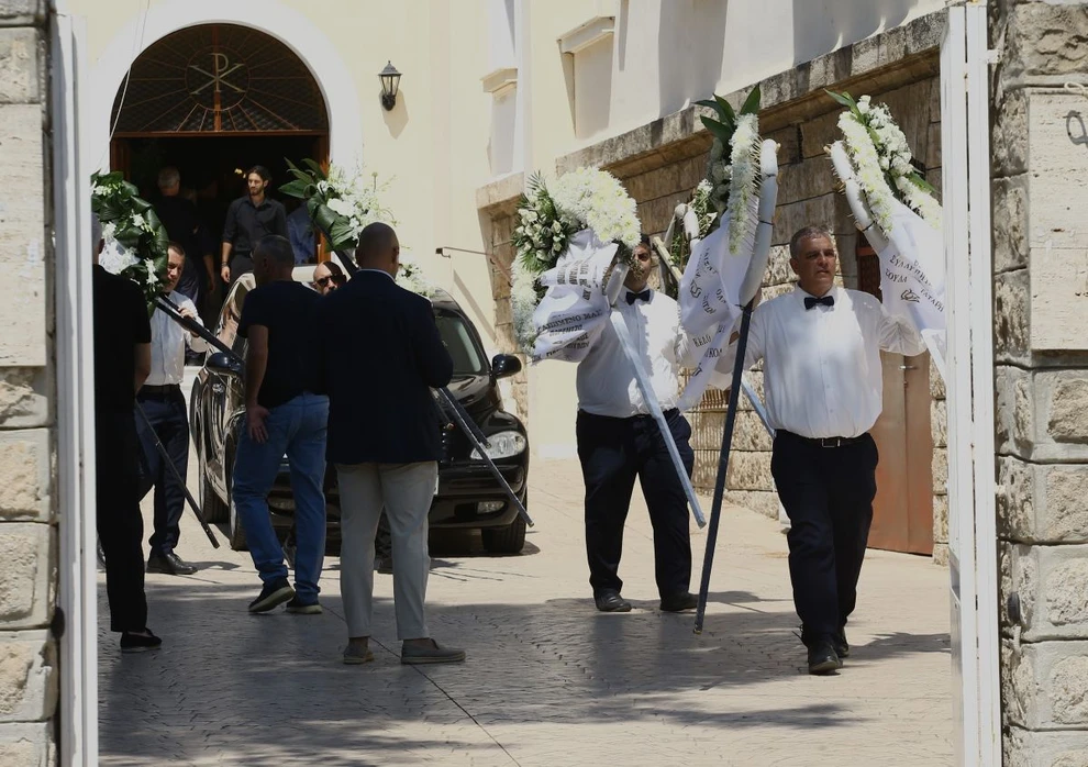 Κηδεία Λορέντζο Καριέρε: Συγκλονισμένη η οικογένειά του και οι «Φίλοι για πάντα» ΦΩΤΟ 7 Κηδεία Λορέντζο Καριέρε: Συγκλονισμένη η οικογένειά του και οι «Φίλοι για πάντα» ΦΩΤΟ