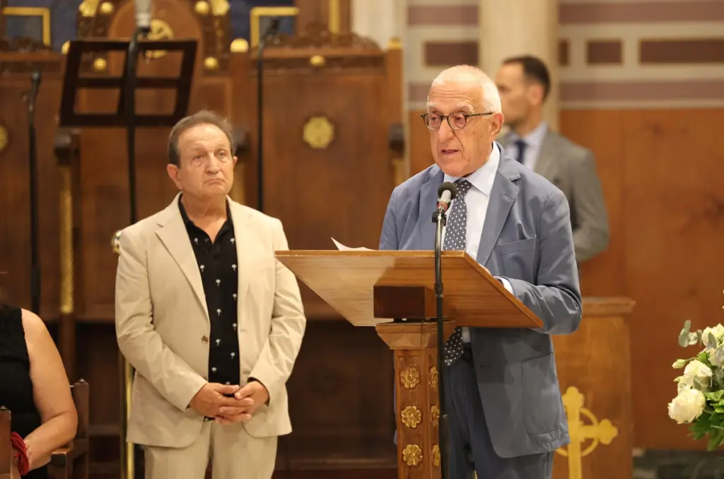 Κοντού: Βαθιά συγκίνηση στην κηδεία της αξέχαστης ηθοποιού ΦΩΤΟ 14 Κοντού: Βαθιά συγκίνηση στην κηδεία της αξέχαστης ηθοποιού ΦΩΤΟ