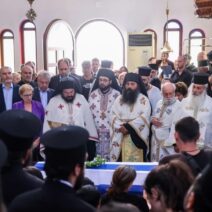 Ρέθυμνο: Με τη γαλανόλευκη τυλιγμένο το φέρετρο του 25χρονου πυροσβέστη ΦΩΤΟ - ΒΙΝΤΕΟ