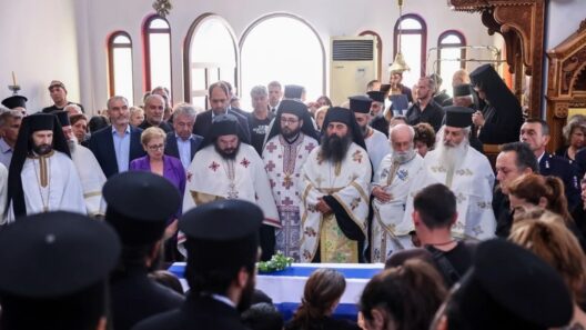 Ρέθυμνο: Με τη γαλανόλευκη τυλιγμένο το φέρετρο του 25χρονου πυροσβέστη ΦΩΤΟ - ΒΙΝΤΕΟ 12 Ρέθυμνο: Με τη γαλανόλευκη τυλιγμένο το φέρετρο του 25χρονου πυροσβέστη ΦΩΤΟ - ΒΙΝΤΕΟ