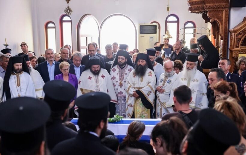 Ρέθυμνο: Με τη γαλανόλευκη τυλιγμένο το φέρετρο του 25χρονου πυροσβέστη ΦΩΤΟ - ΒΙΝΤΕΟ 4 Ρέθυμνο: Με τη γαλανόλευκη τυλιγμένο το φέρετρο του 25χρονου πυροσβέστη ΦΩΤΟ - ΒΙΝΤΕΟ