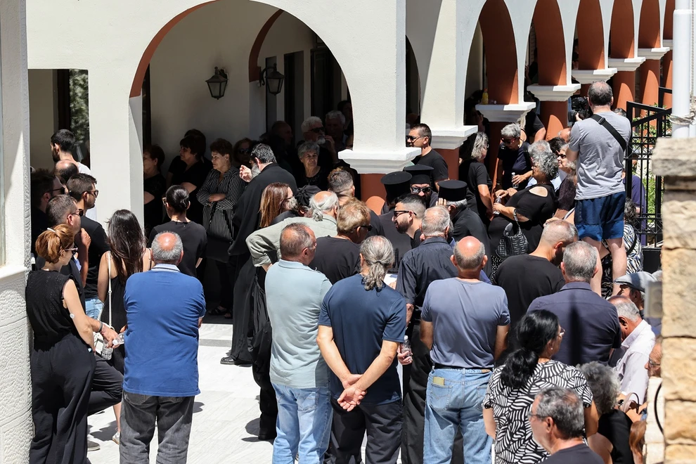 Ρέθυμνο: Με τη γαλανόλευκη τυλιγμένο το φέρετρο του 25χρονου πυροσβέστη ΦΩΤΟ - ΒΙΝΤΕΟ 6 Ρέθυμνο: Με τη γαλανόλευκη τυλιγμένο το φέρετρο του 25χρονου πυροσβέστη ΦΩΤΟ - ΒΙΝΤΕΟ