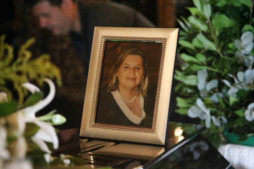 Κοζάνη: Η κηδεία της Βάγιας Νέστορα, σε αμαξίδιο η κόρη της ΦΩΤΟ-ΒΙΝΤΕΟ