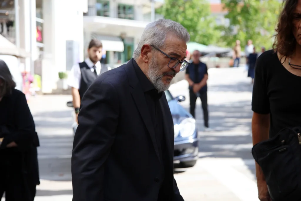Κοζάνη: Η κηδεία της Βάγιας Νέστορα, σε αμαξίδιο η κόρη της ΦΩΤΟ-ΒΙΝΤΕΟ