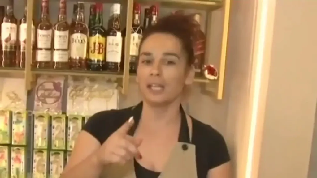 Η υπάλληλος ζαχαροπλαστείου της Νίκαιας που έδιωξε τον ληστή, δείχ…